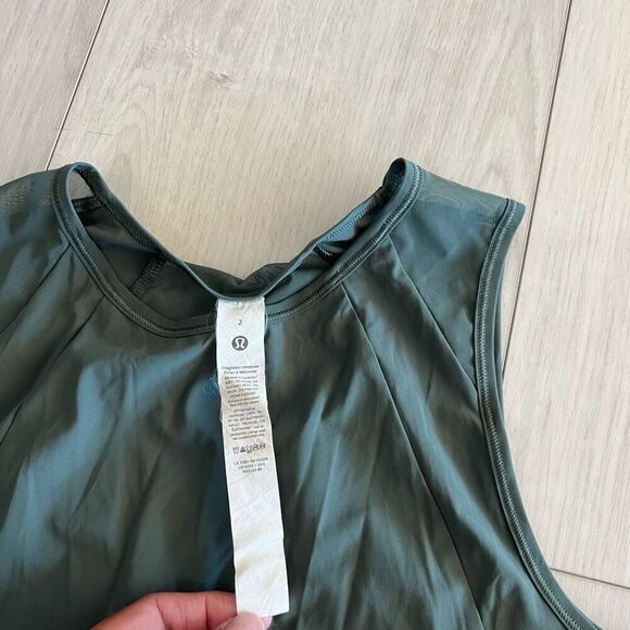 Lululemon women’s top size 2 - Picture 6 of 6